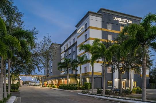 萨拉索塔布雷登顿机场希尔顿逸林酒店(DoubleTree by Hilton Sarasota Bradenton Airport)