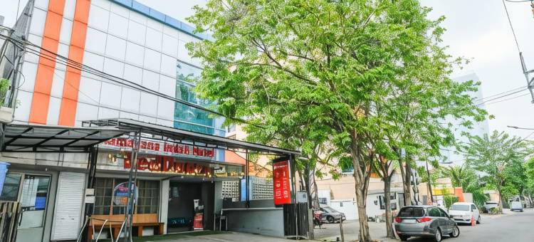 红多兹酒店@泗水邦利马苏迪曼(RedDoorz @ Panglima Sudirman)图片