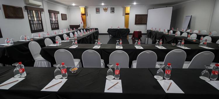 谏义里自由酒店(Hotel Merdeka Kediri)图片