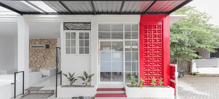 红门伊斯兰教义酒店 - 靠近朋卡诺体育馆 - 南琼(RedDoorz Syariah Near Gor Bung Karno Nganjuk)图片