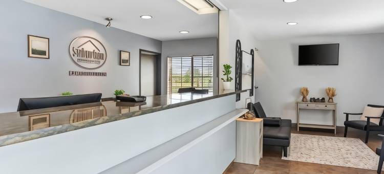 克拉克斯维尔-路易维尔北郊区套房酒店(Suburban Studios Clarksville-Louisville North)图片