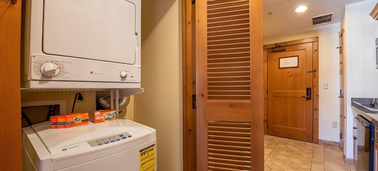Comfortable Studio Efficiency Unit with Balcony over Mountaineer Square Condo - No Cleaning Fee!图片