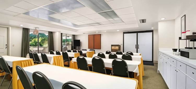 庙台-坦帕北华美达酒店(Ramada by Wyndham Temple Terrace/Tampa North)图片