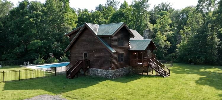索尔兹伯里一角木屋，配有泳池和热水浴缸，占地10英亩(A Slice of Salisbury, Pool,Hot Tub, 10 acres)图片