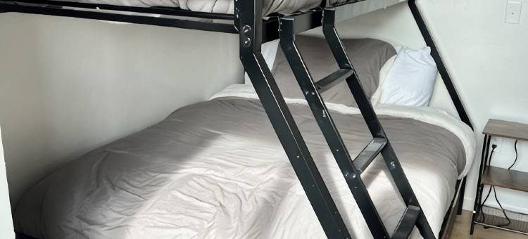 中心地段，时尚/舒适两卧室装饰艺术风格 - WiFi，空调度假屋！(Stylish/Cozy 2 BR Art Deco Retreat- Wifi, AC, Central Location!)图片