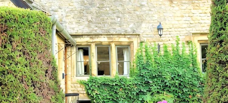 古朴受保护独栋石屋洛尔斯劳特乡村民宿(提供停车位)(A Quaint Grade 11 Listed Detached Stone Cottage In Lower Slaughter with parking.)图片