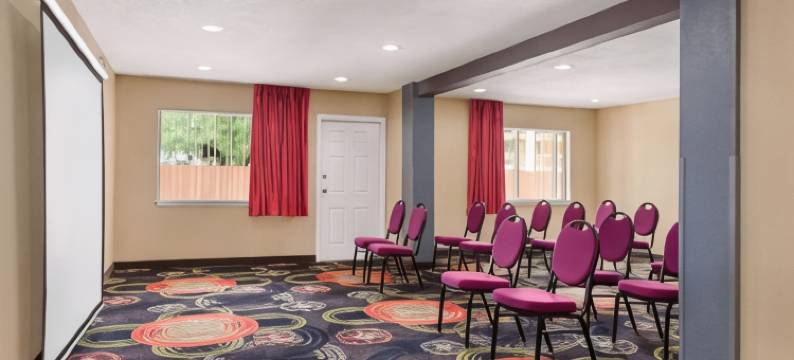 温德姆华美达圣安东尼奥海洋世界/拉克兰空军基地附近酒店(Ramada by Wyndham San Antonio Near SeaWorld/Lackland AFB)图片