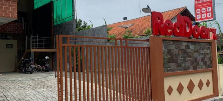 红多兹伊斯兰酒店-近帕蒂新邦利马(RedDoorz Syariah Near Kawasan Simpang Lima Pati)图片