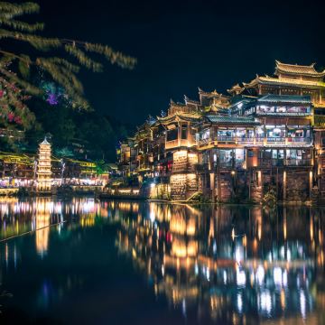 长沙+张家界大峡谷景区(玻璃桥)+天门山国家森林公园+芙蓉镇+凤凰古城4日3晚跟团游