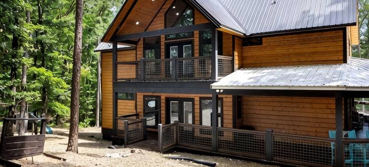 波本熊高端木屋, 湖, 热水浴缸, 火坑, 游乐设施, 游戏(The Bourbon Bear High-Profile Lodge, Near Lake, Hot Tub, Firepit, Playset, Games)图片