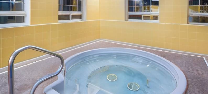 红鹿华美达套房酒店(Ramada by Wyndham Red Deer Hotel and Suites)图片