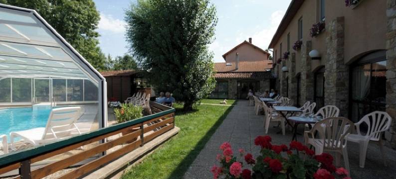 La Crèche酒店餐厅及其室内游泳池 - Logis Hôtels(Hôtel Restaurant la Crèche et sa Piscine intérieure - Logis Hôtels)图片