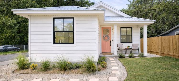 市中心和海滩•3卧室现代海滨小屋•咖啡和华夫饼吧度假屋(3Br Modern Coastal Cottage • 1 Mi to Downtown • Coffee & Waffle Bar)图片
