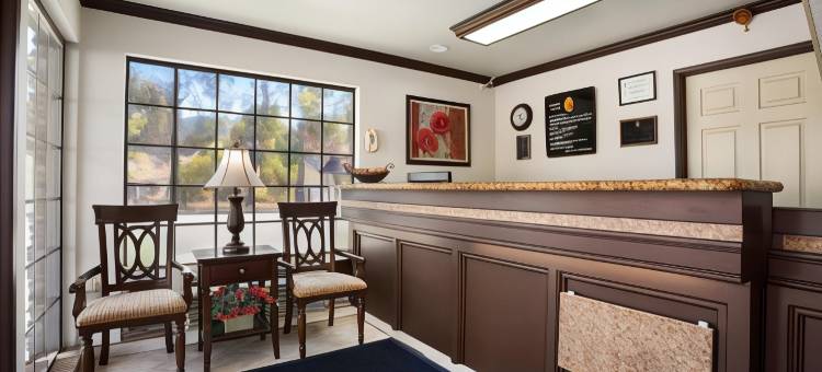 圣塔克拉利塔-瓦伦西亚速8酒店(Super 8 by Wyndham Santa Clarita/Valencia)图片