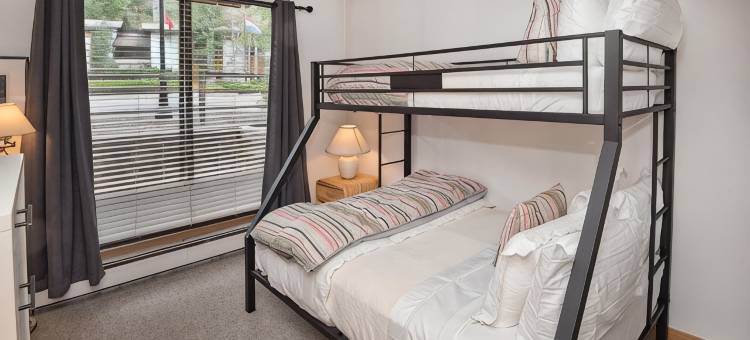 天蝎座位置优越公寓(Great location at Scorpio Condominiums)图片