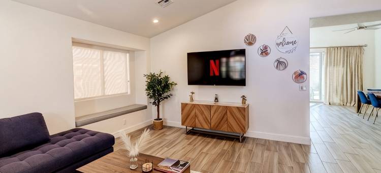 拉斯维加斯现代&宽敞•特大床度假屋•后院烧烤炉(Modern & Spacious Vegas House • King Bed • Backyard Grill)图片