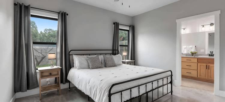 距市中心3街的豪华家园配有火坑(Luxury Home 3Blck from Main St with FirePit)图片