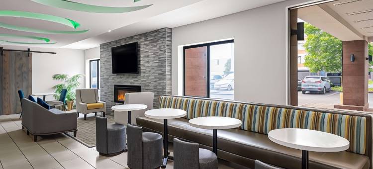 印第安纳波利斯机场行政公路拉昆塔温德姆酒店(La Quinta Inn by Wyndham Indianapolis Airport Executive Dr)图片