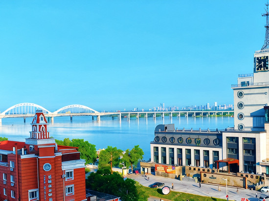 哈尔滨如景航运江景酒店(松花江中华巴洛克街区地铁站店)