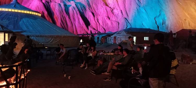 七彩丹霞靠山大营自驾游山庄(七彩丹霞景区店)图片