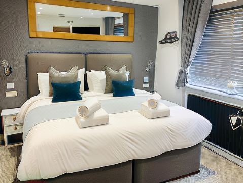 Oxford Studios Hotel Overview