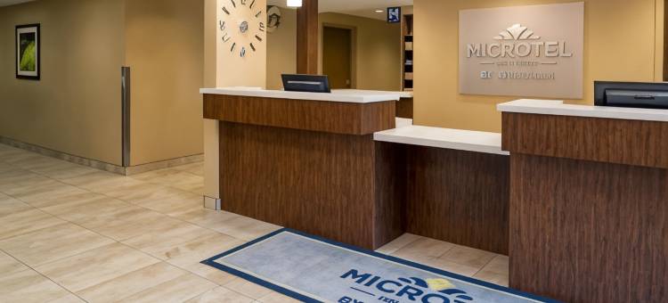 雷德迪尔温德姆套房麦客达酒店(Microtel Inn & Suites by Wyndham Red Deer)图片