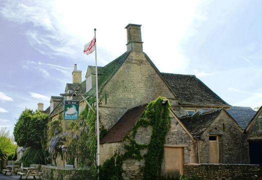 The Swan Inn Swinbrook Hotel Overview