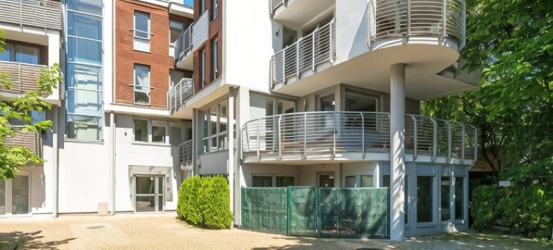 大教堂与房屋 - 日出公寓(Sunrise Apartments Close to the Beach & by Noclegi Renters)图片