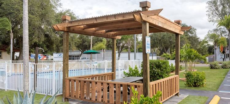萨拉索塔速8酒店-近西耶斯特基(Super 8 by Wyndham Sarasota Near Siesta Key)图片