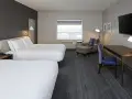 一室公寓設有兩張大床