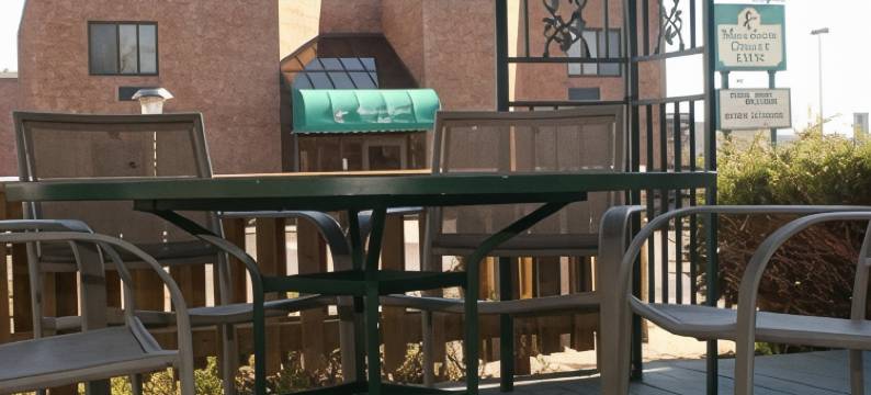 草地高尔夫酒店 - 伊萨卡凯(Meadow Court Inn - Ithaca)图片