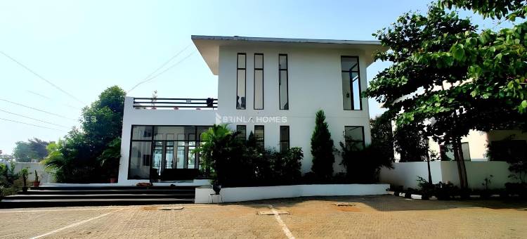 位于斯哈哈普尔的2卧室别墅-120平方米|带3个独立浴室(Spanish-inspired 2 BHK White Villa - Brinla Homes)图片