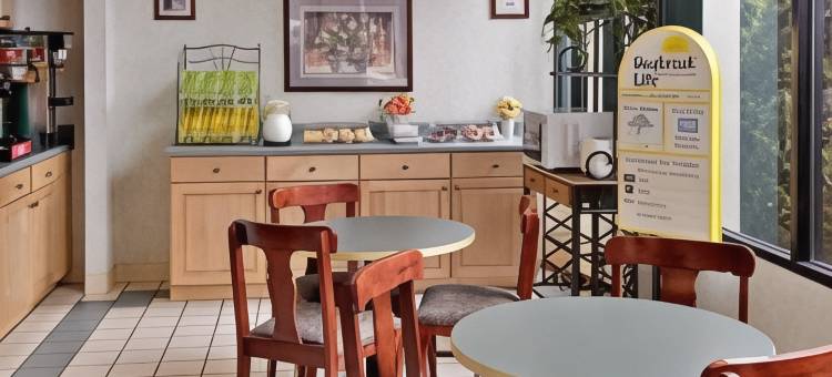 亨德森维尔戴斯酒店(Days Inn by Wyndham Hendersonville)图片