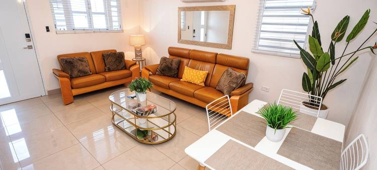Spacious Retreat with Private Jacuzzi and Tropical Patio图片