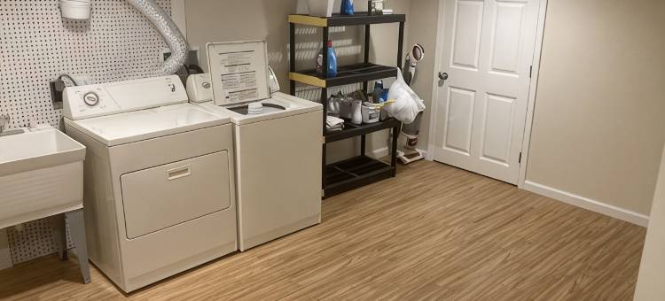 安静社区内新近翻修的三卧室两浴室双拼住宅一侧度假屋.(3 bedroom, 2 bath in a quiet neighborhood. Newly remodeled side of a duplex.)图片
