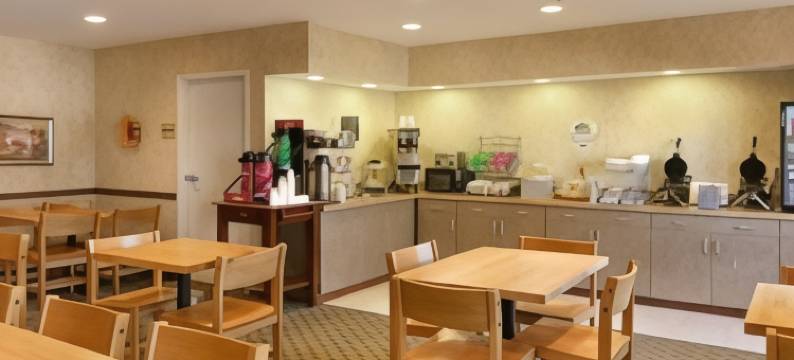 托皮卡-福布斯登陆温德姆速8酒店(Super 8 by Wyndham Topeka at Forbes Landing)图片