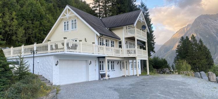 Spectacular Norwegian Fjord with unbeatable view, sauna and hot tub图片