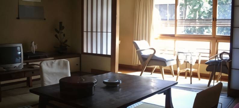 绿树环绕的疗养温泉泉屋旅馆(Izuya Ryokan)图片