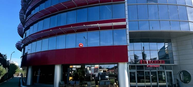 温德姆华美达布加勒斯特奥托佩尼机场酒店(Ramada by Wyndham Bucharest Otopeni Airport)图片