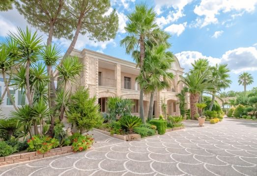 Maison Reale Hotel Overview