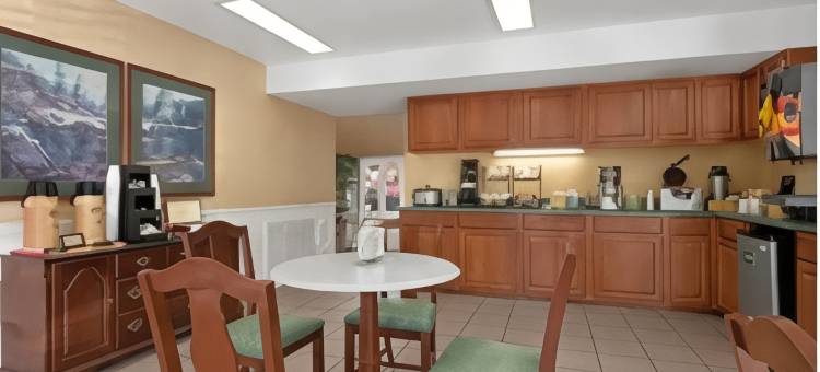 韦克罗斯温德姆呗盟酒店(Baymont by Wyndham Waycross)图片