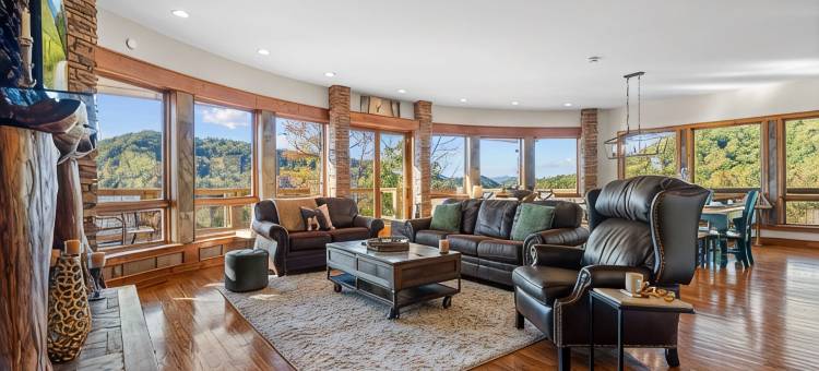 五卧四卫豪华小木屋，带热水浴缸、火坑和游戏室(5B/4B Luxe Cabin w/ Hot Tub, Firepit & Game Room)图片