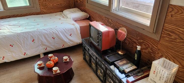 Henny's Village Cans #EntireHouse #Retro #RedClayPotLidPorkBelt #Fireplace #Fishing  #Healing #Rest图片