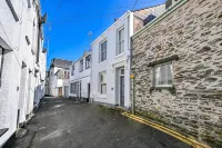 Charming Three Story Townhouse footsteps away from the historic harbour. - Country Houses
