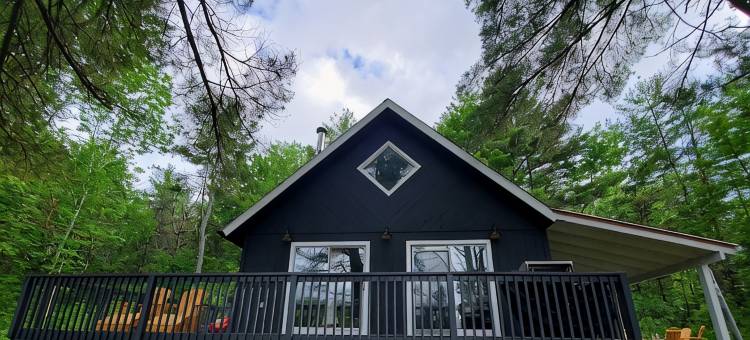 木屋，配有雪松桑拿、热水浴缸、户外电视，附近有泳池!!(Chalet w/Cedar SAUNA, HOT TUB, Outdoor TV and POOL nearby!!)图片