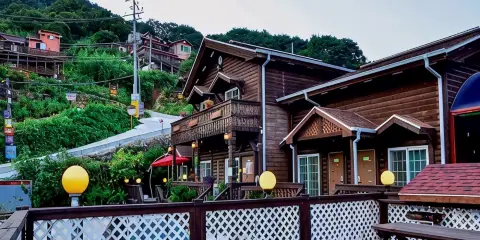 Gurye Solbachi Boineun Punggyeong Pension