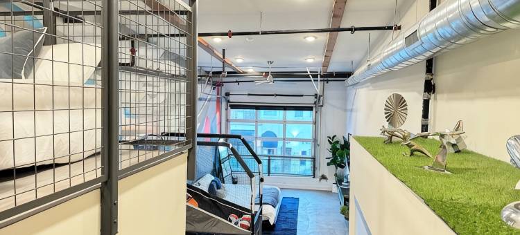 Studio-style loft with Garage door only 6 miles from Disney!图片