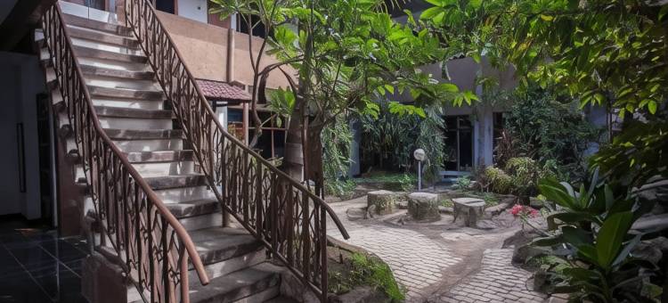 红多兹酒店-庞越邦里玛苏迪曼(RedDoorz @ Panglima Sudirman Probolinggo)图片