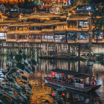 张家界国家森林公园+天门山国家森林公园+芙蓉镇+凤凰古城3日2晚跟团游