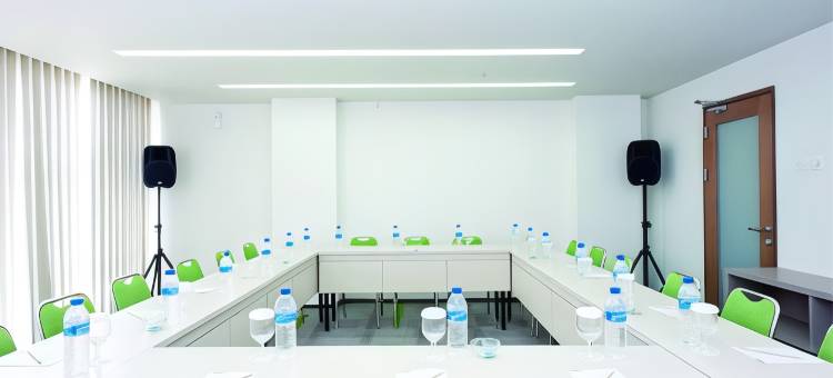 泗水达玛胡萨达麦克斯万酒店(MaxOneHotels at Dharmahusada Surabaya)图片